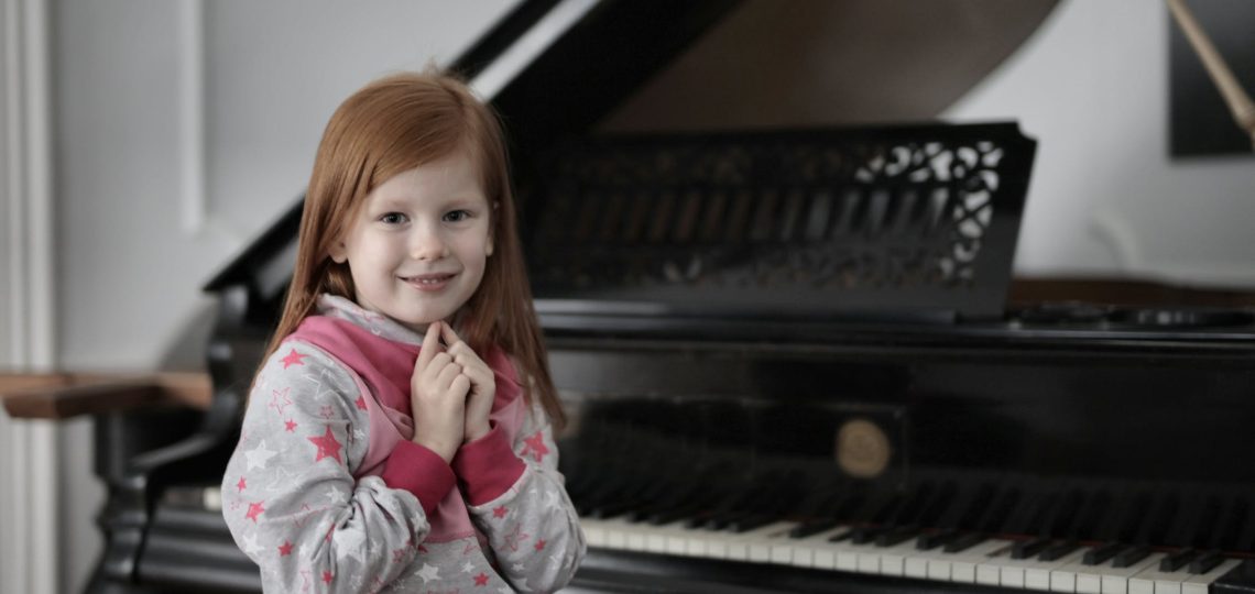 Dieťa hrá na klavíri